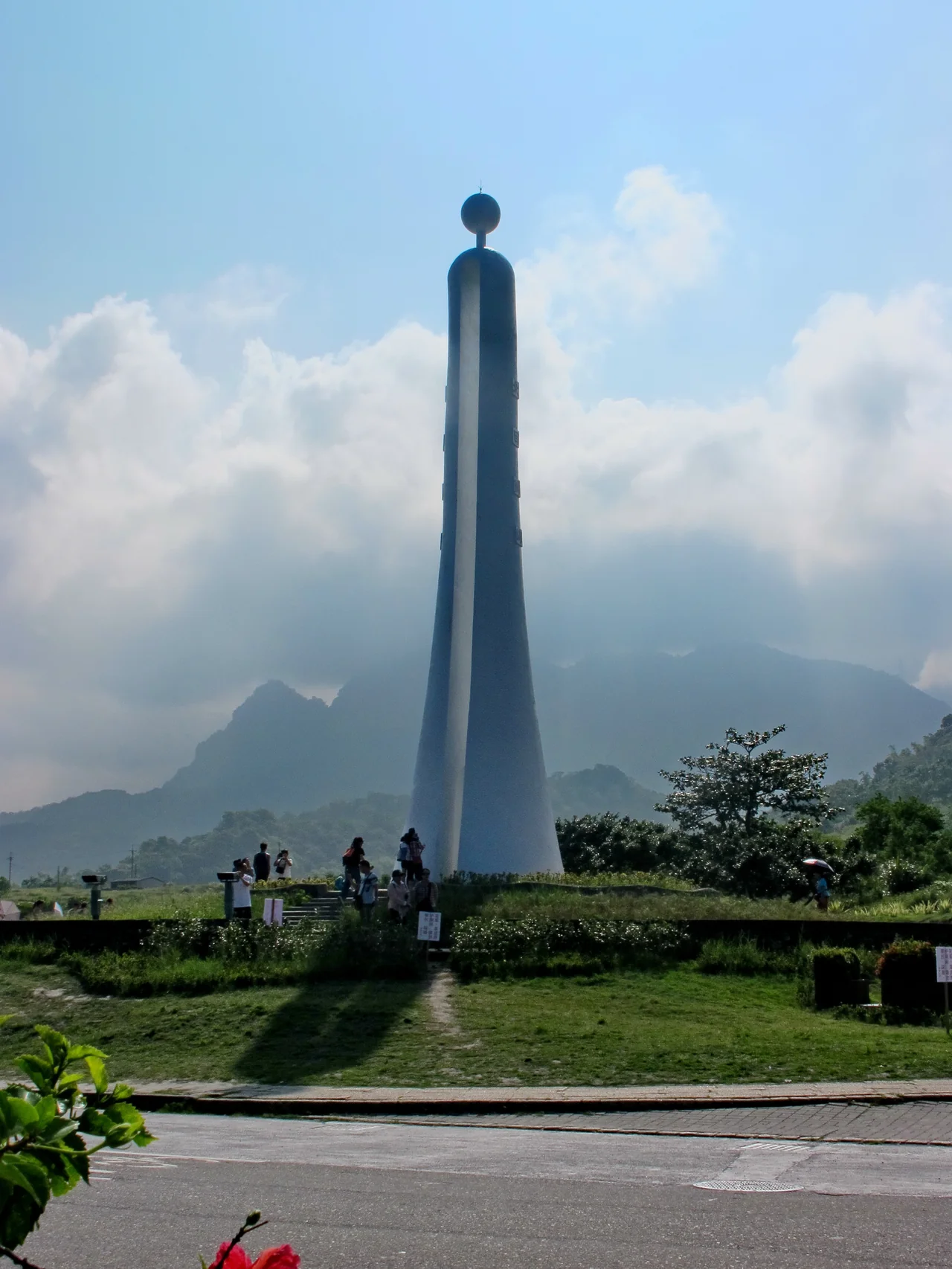 雲層與海岸山脈前的北回歸線標誌碑