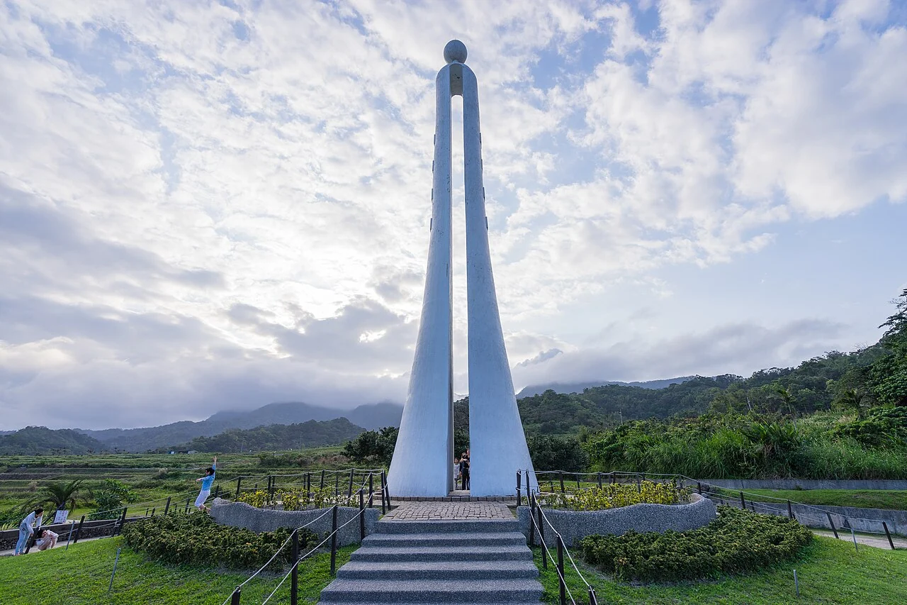 北回歸線標誌碑前方階梯與後方海岸山脈、雲層景觀